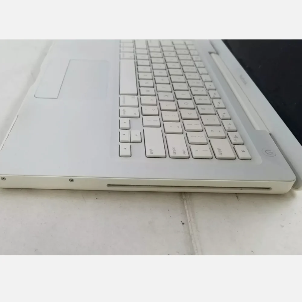 Apple MacBook 13inch Intel Core 2 Duo off-white laptop computer snow leopard